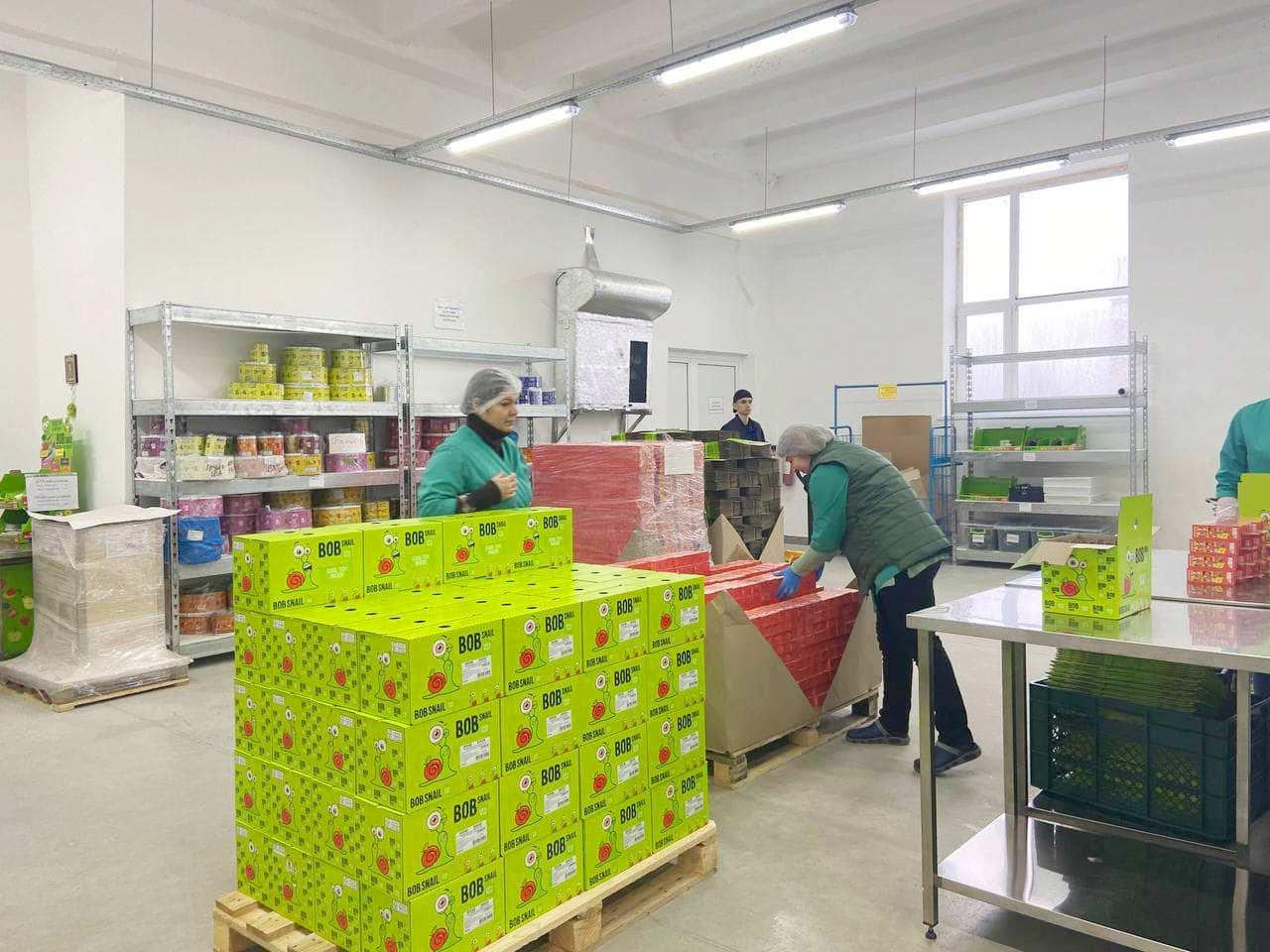 Линия упаковки: продукт превращается в готовую полку